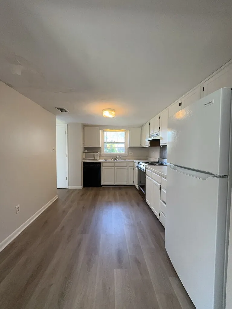 3 bed, 2.5 bath, 1166 sqft, $1,199 — Photo 3
