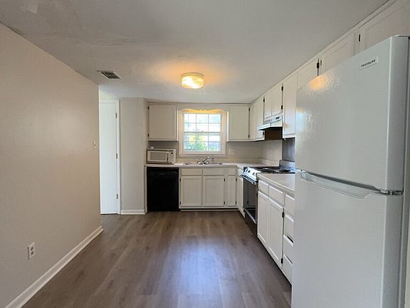 3rd image of 116 Palace Cir
