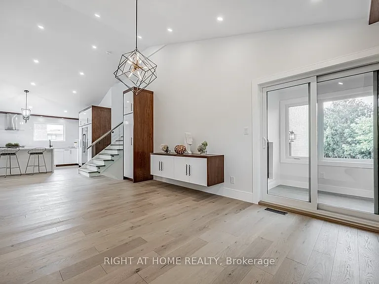 690 Hillman Cres — Photo 8