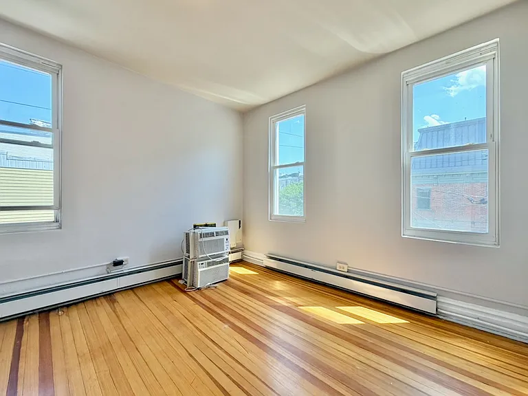 409 Monmouth St #3 — Photo 8