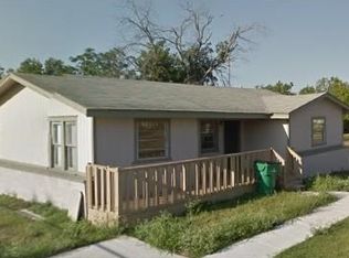 1013 W 2nd St, Taylor, TX 76574