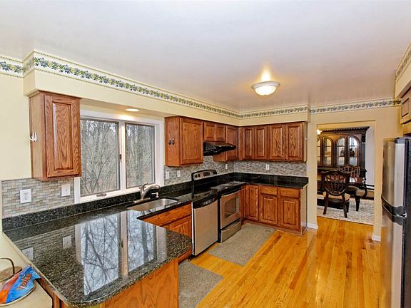 3rd image of 71 Lori Dr