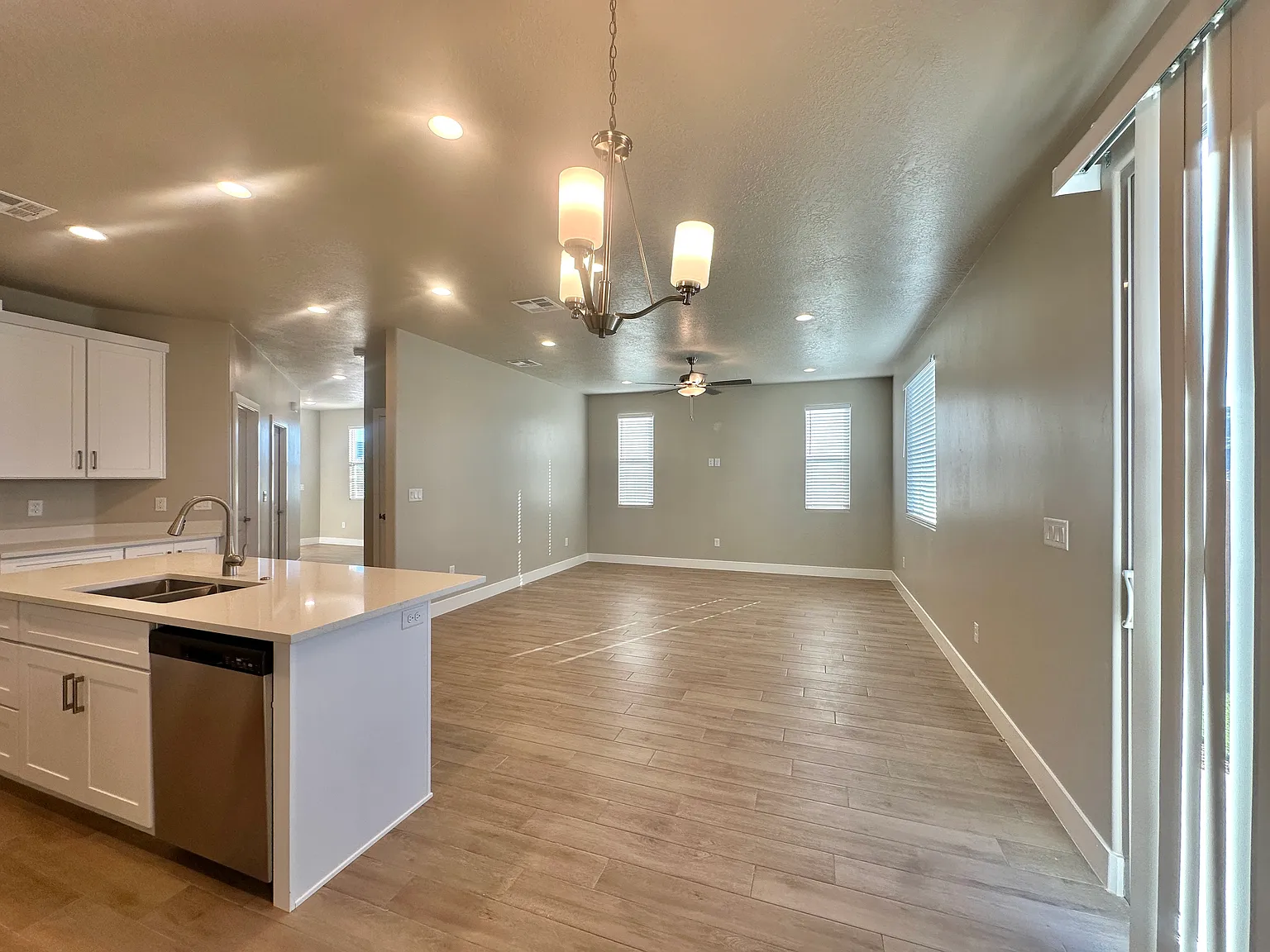 Newly Built beautiful 4 bedroom townhome — Photo 3