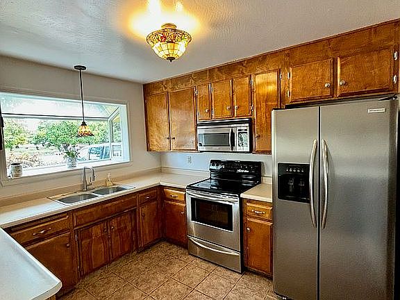 3rd image of 2161 Larkin Rd