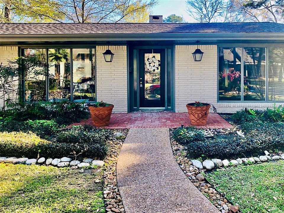 1st image of 211 Whispering Oaks Dr