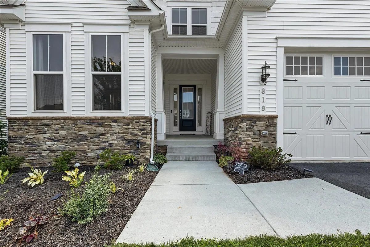 5 bed, 4337 sqft, $5,500 — Photo 4
