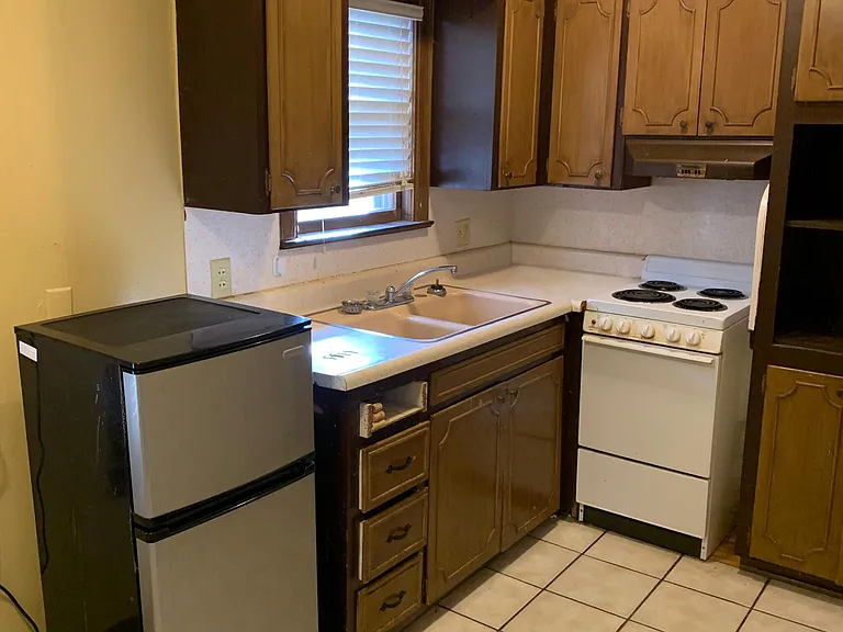 300 NW 21st St #5 — Photo 8