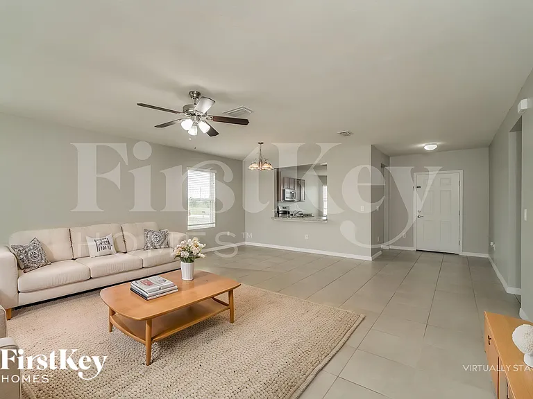 217 NW 9th St — Photo 4