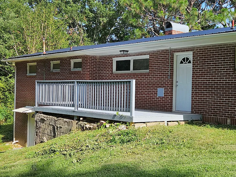 729 Maxanna Dr — Photo 2