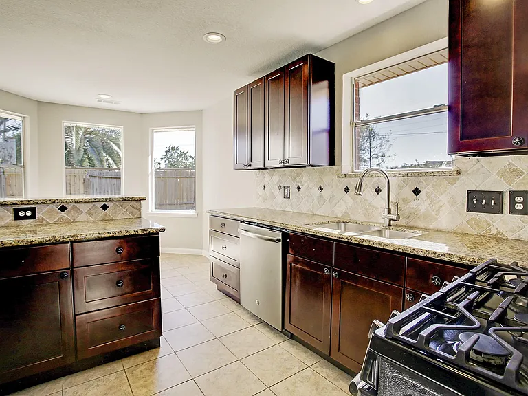6506 Larissa Cir — Photo 13