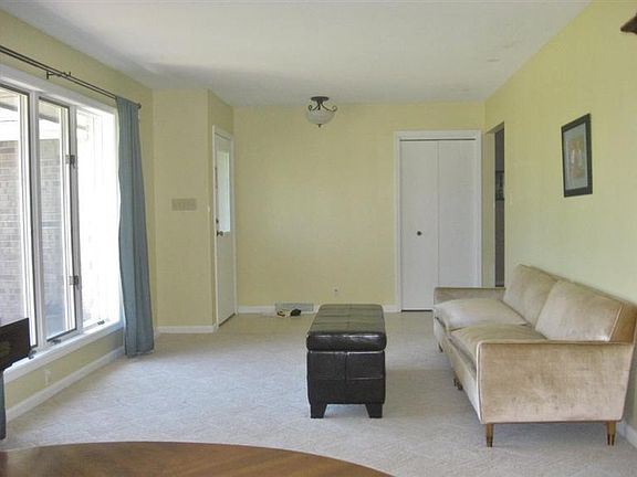 3rd image of 1303 Meadow Glen Dr