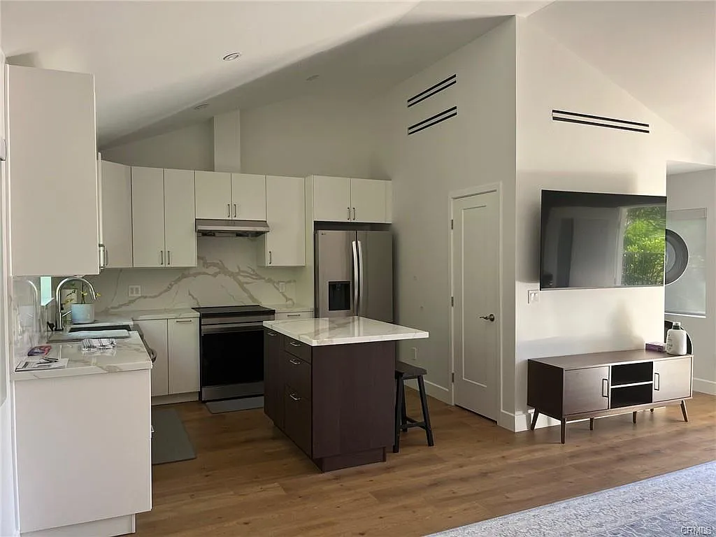 3 bed, 2.5 bath, 1199 sqft, $4,000 — Photo 3
