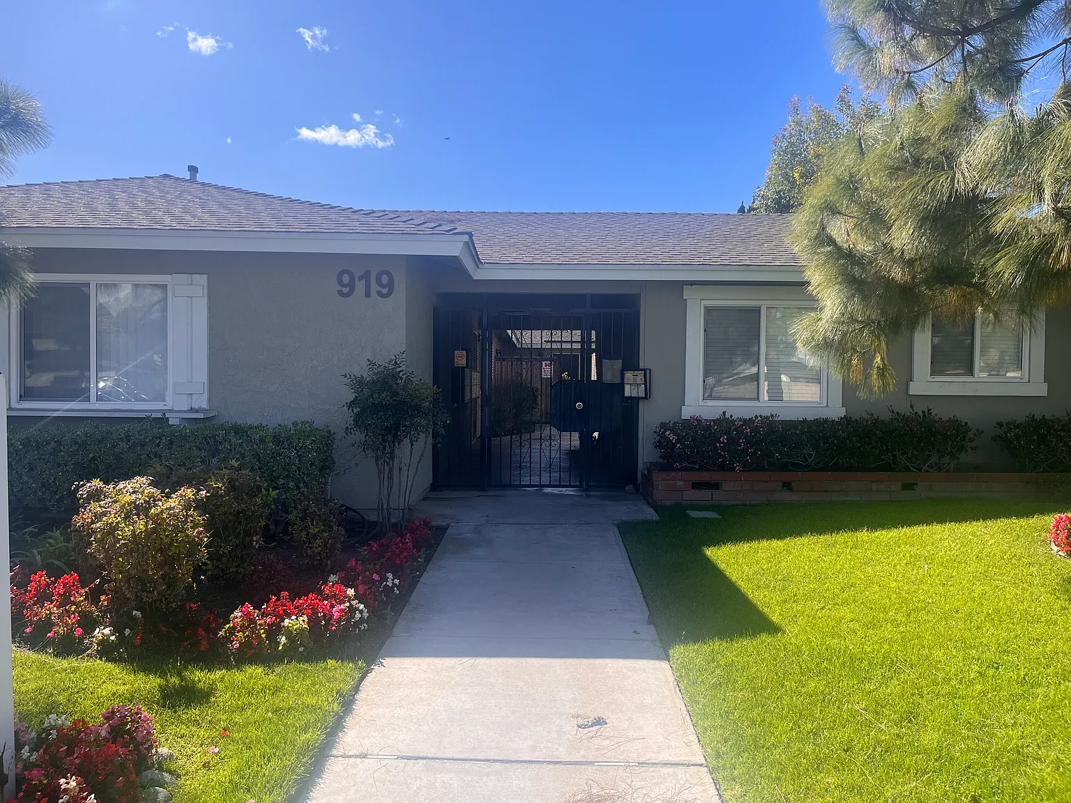 Western Gardens Apartments — Photo 4