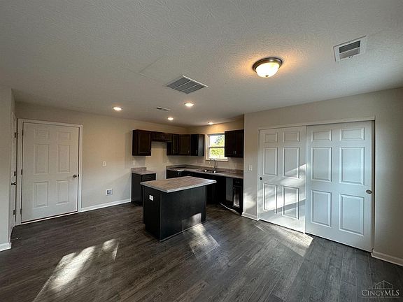 3rd image of 598 Maxwell Ct