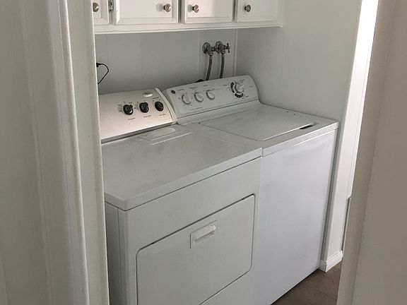 Comes with washer/gas dryer