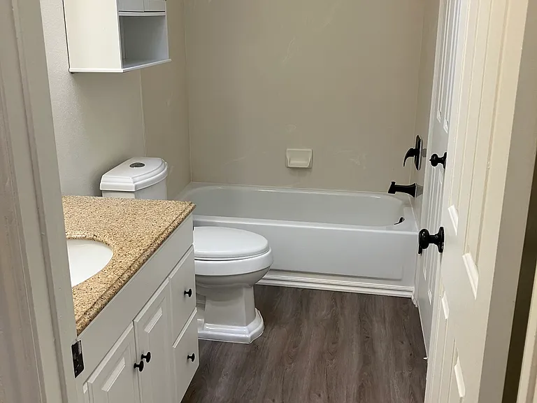 Main bath w/ tub