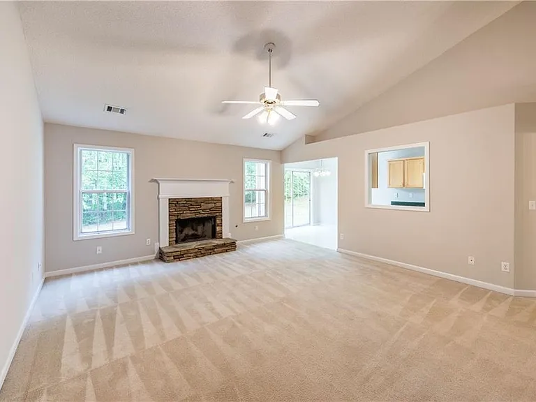 227 Westwind Dr — Photo 2