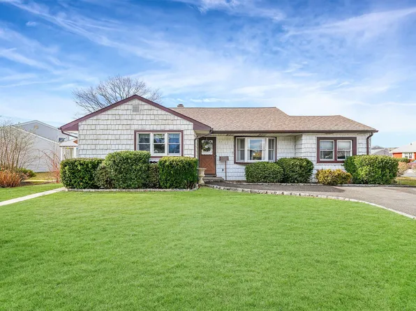 2 Robin Lane, Farmingdale, NY 11735