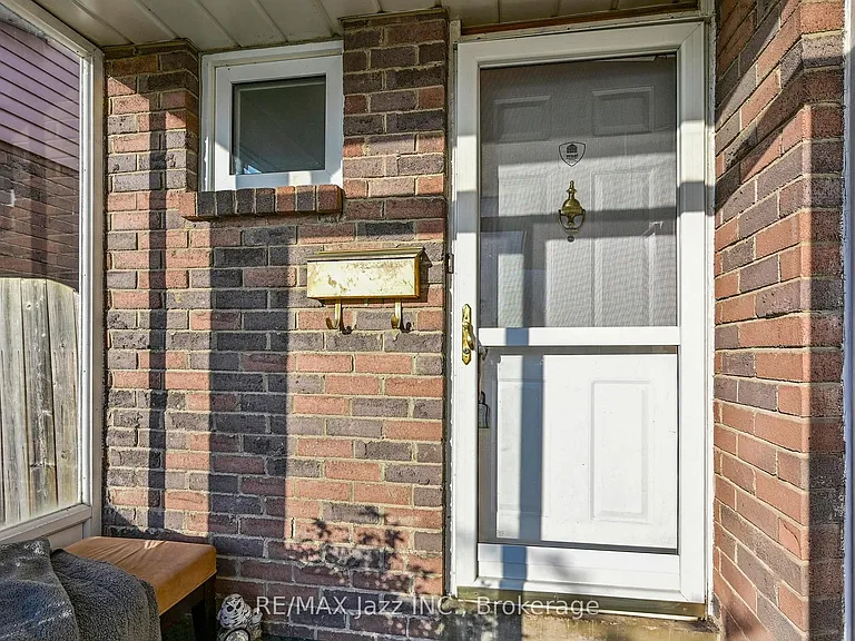 677 Grandview Dr — Photo 2
