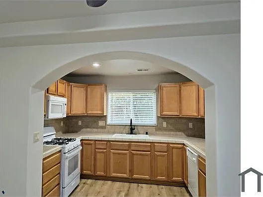 7047 Church St — Photo 3