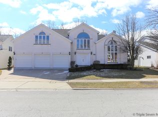 221 E Kerry Brook Ln, Arlington Heights, IL 60004