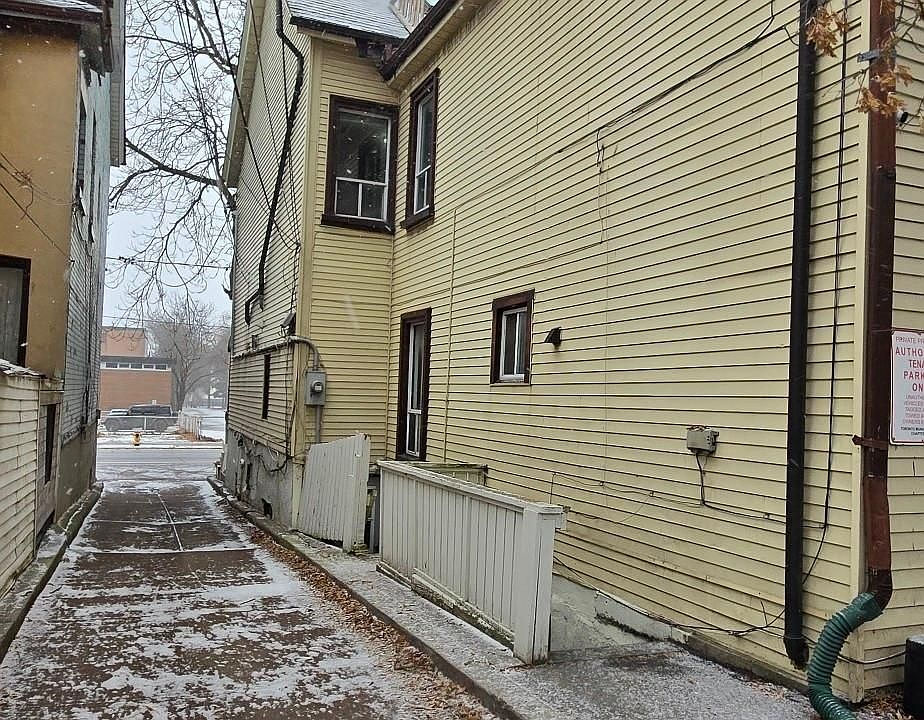 2nd image of 930 Dundas St E