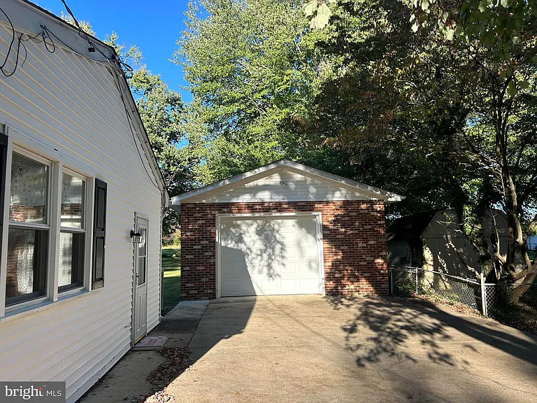 22696 Bellwood Ln — Photo 3