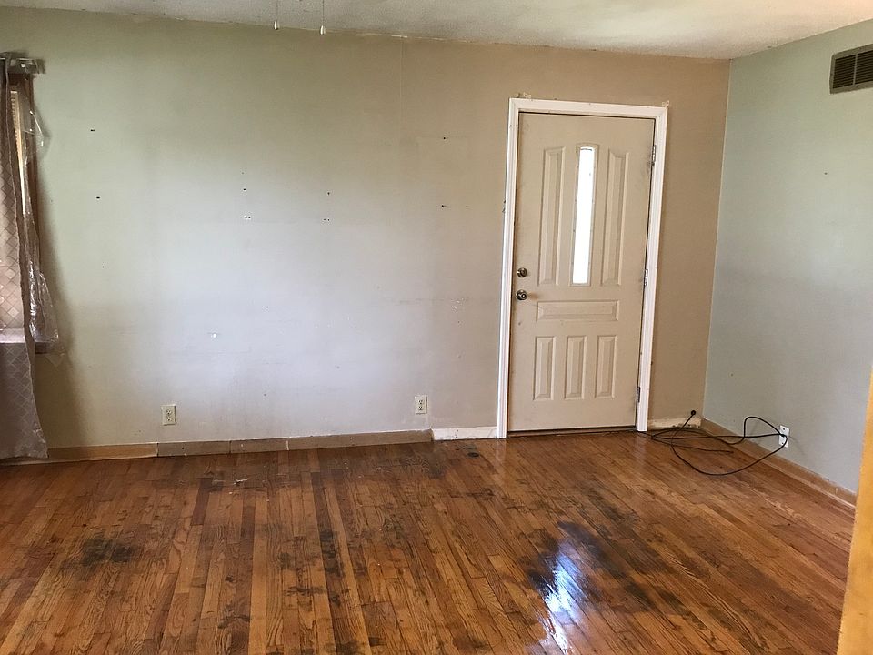 Livingroom access to bck yrd