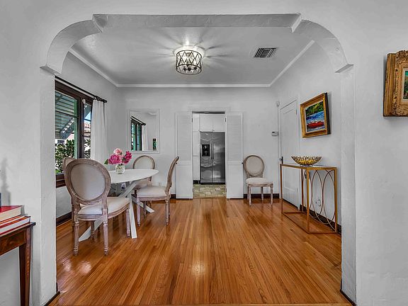 3rd image of 6140 San Vicente Blvd #1