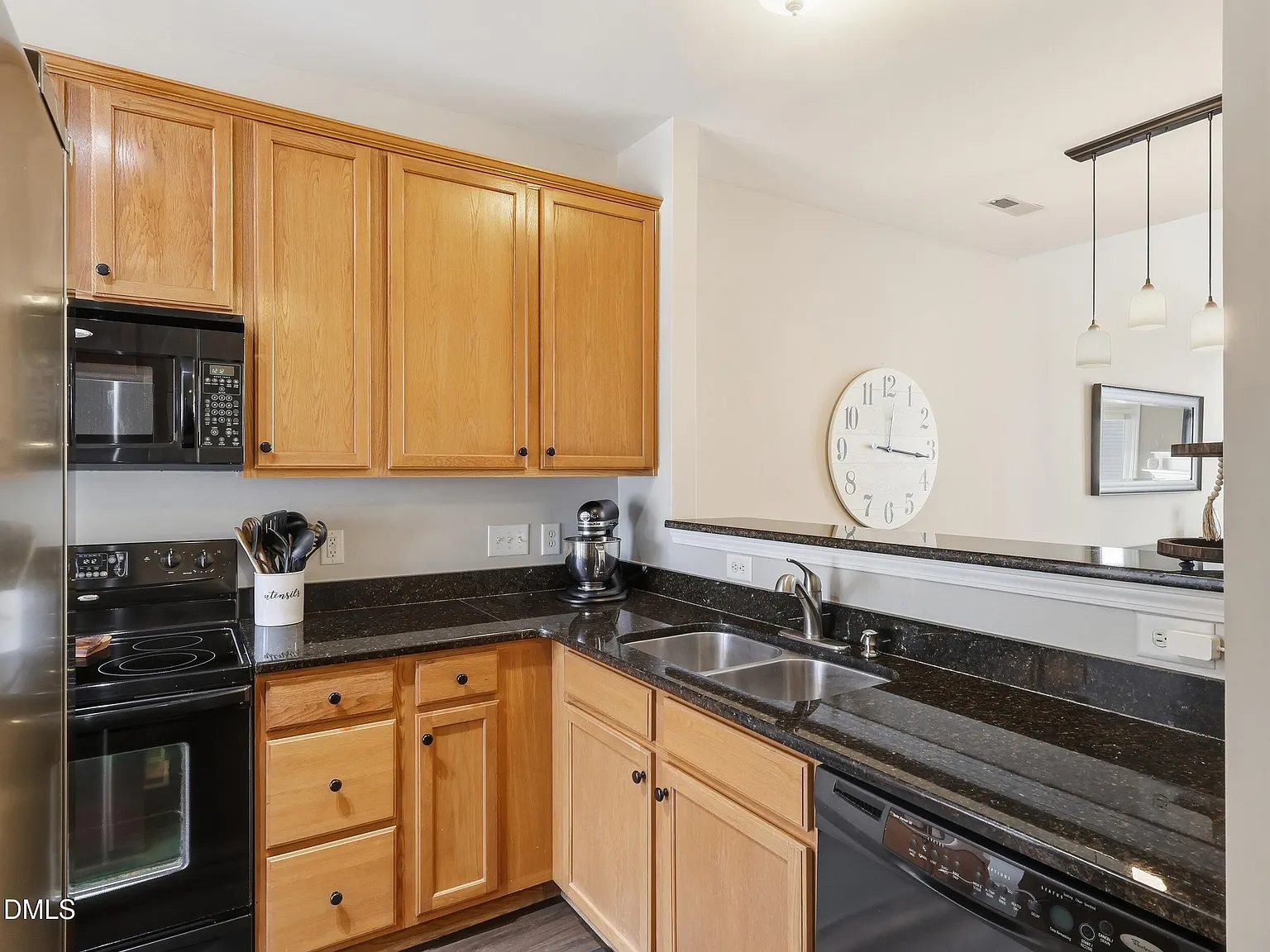 3 bed, 2.5 bath, 1929 sqft, $2,000 — Photo 4
