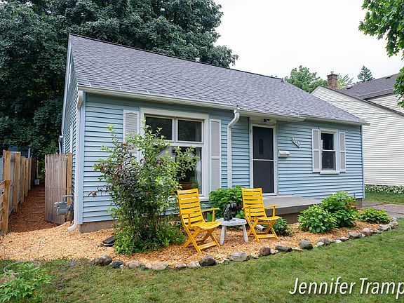 3rd image of 2026 Emerald Ave NE
