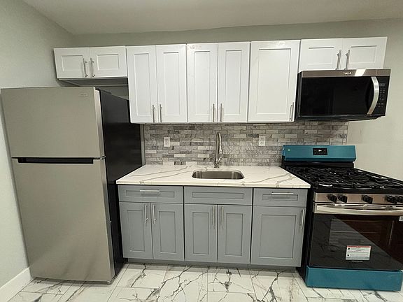 4th image of 485 Howard Ave #6