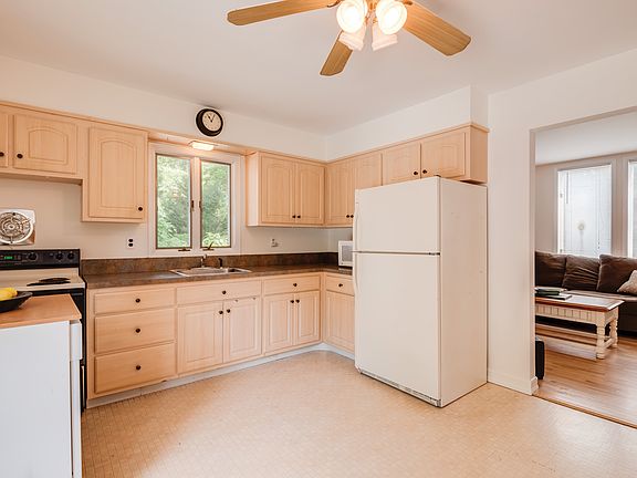 5th image of 6 Arbutus Ln