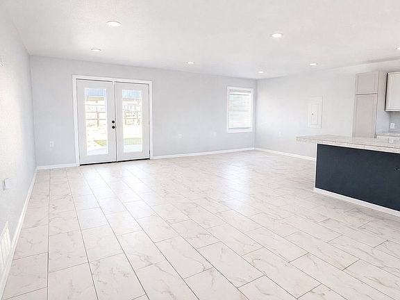 4th image of 2501 Crown Ave