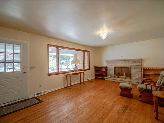 3rd image of 1565 Roosevelt Ave