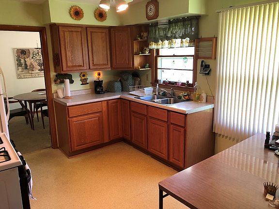 Eat-in kitchen