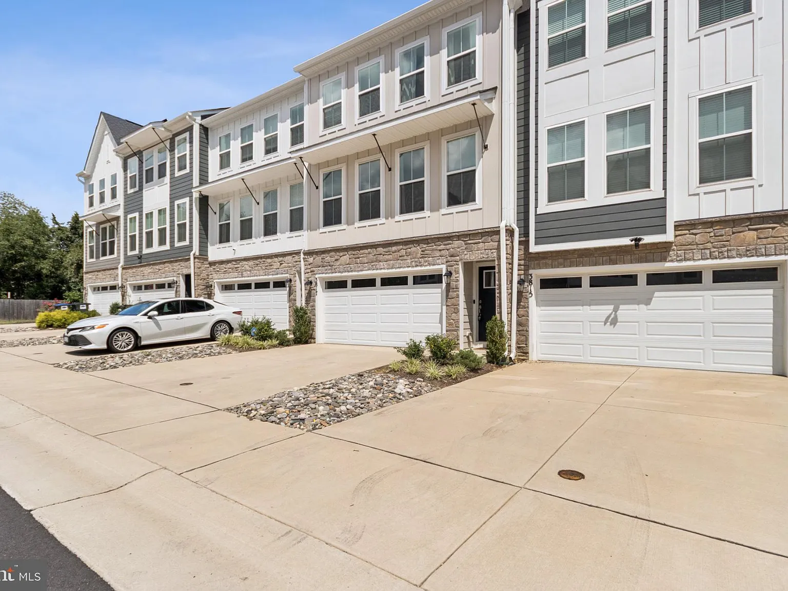 3 bed, 4.0 bath, 2268 sqft, $3,075 — Photo 2