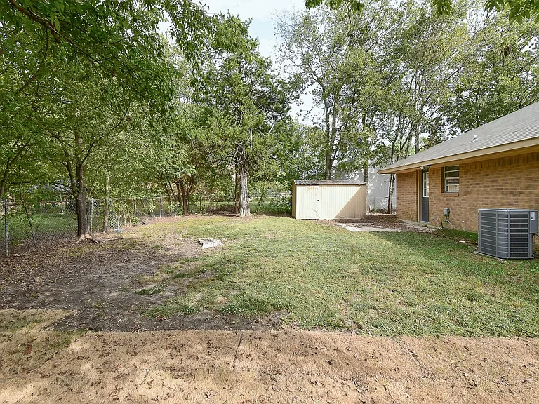 4008 Templeton St — Photo 32