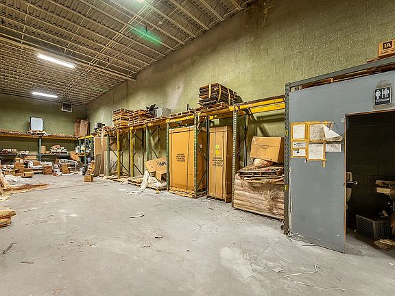 4th image of 3181 42nd St