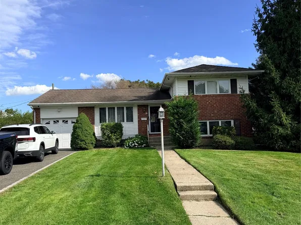 5 Essex Place, Commack, NY 11725
