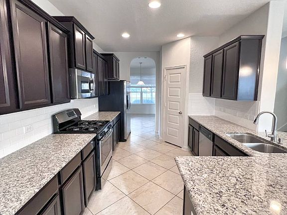 4th image of 310 Creekview Way
