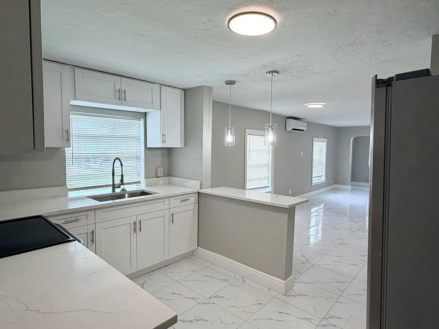 3 bed, 1.0 bath, 956 sqft, $2,300 — Photo 3