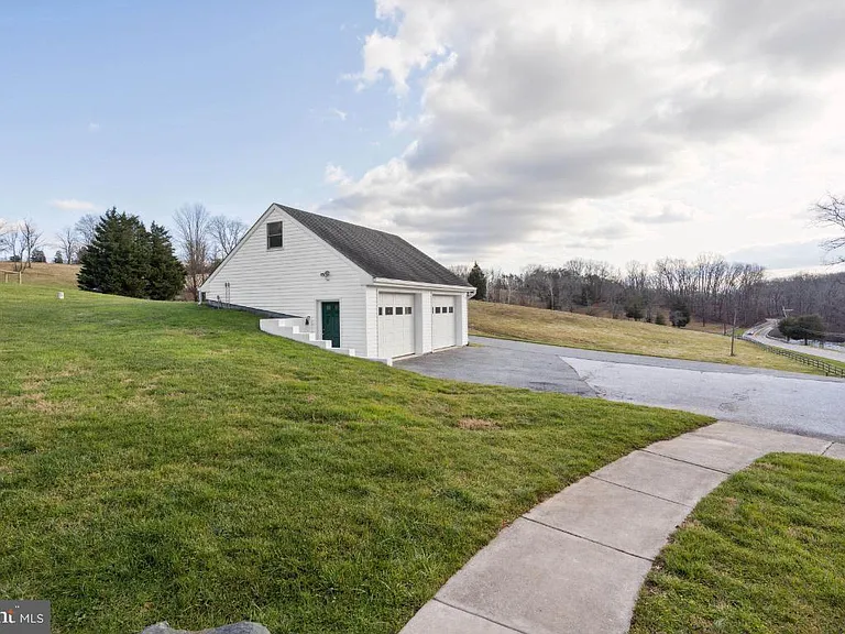 15615 Falls Rd — Photo 37