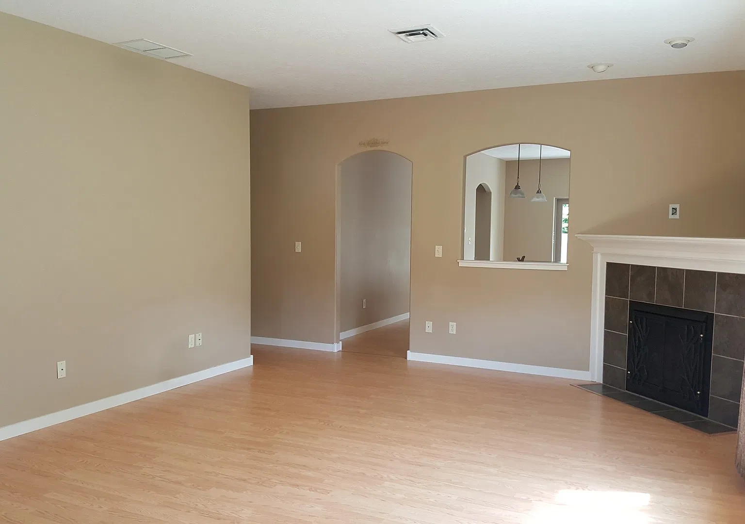 Home for Rent - The Dalles - Pet Friendly — Photo 3