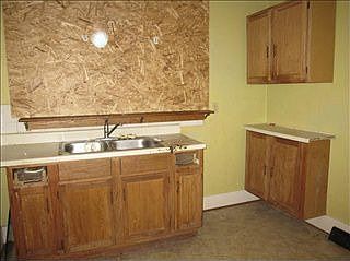 5th image of 2039 Victoria Ave
