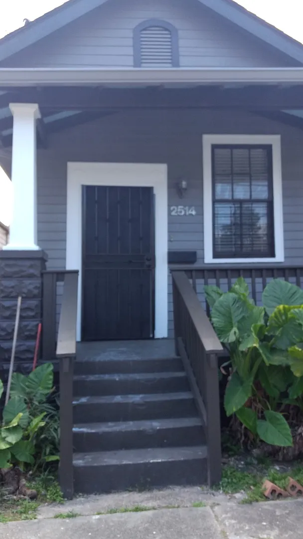 Single Family Home! Mid-City 2 Br/1 Ba Rental With Backyard. — Photo 2