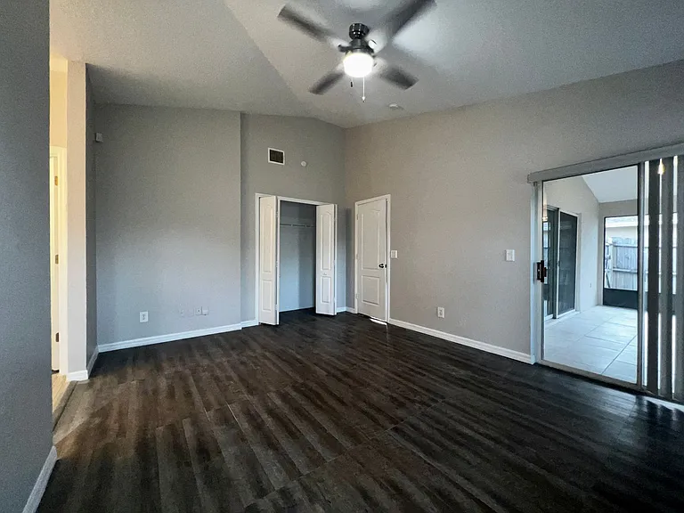 2620 Regency Oak Ln — Photo 15