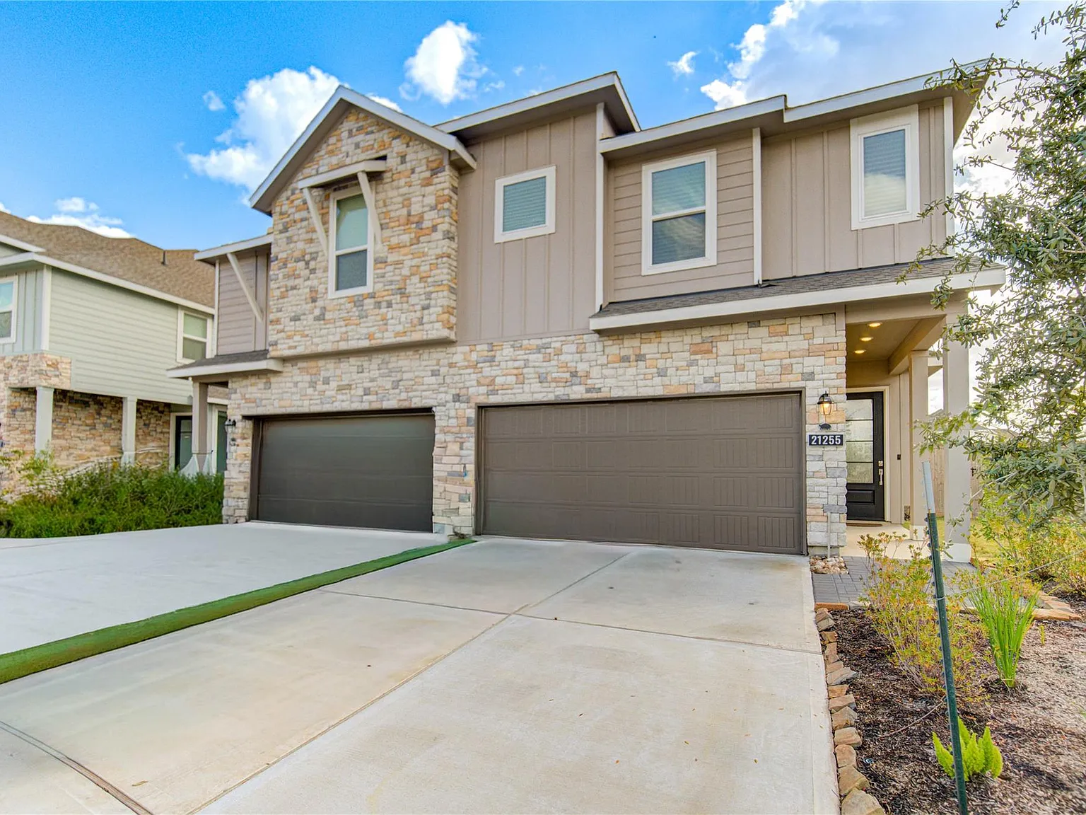 3 bed, 2.5 bath, 1981 sqft, $2,450 — Photo 3