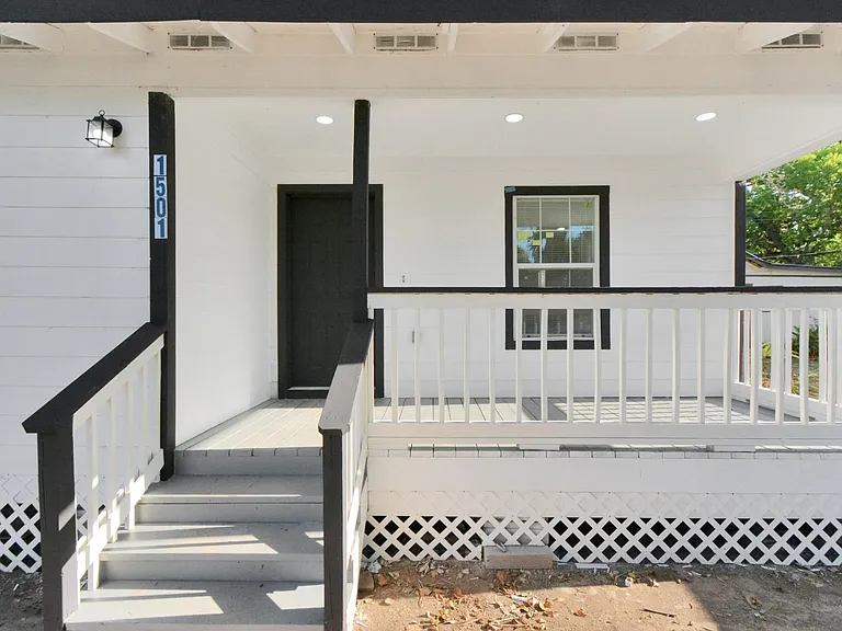 1501 Maiden Ln — Photo 1
