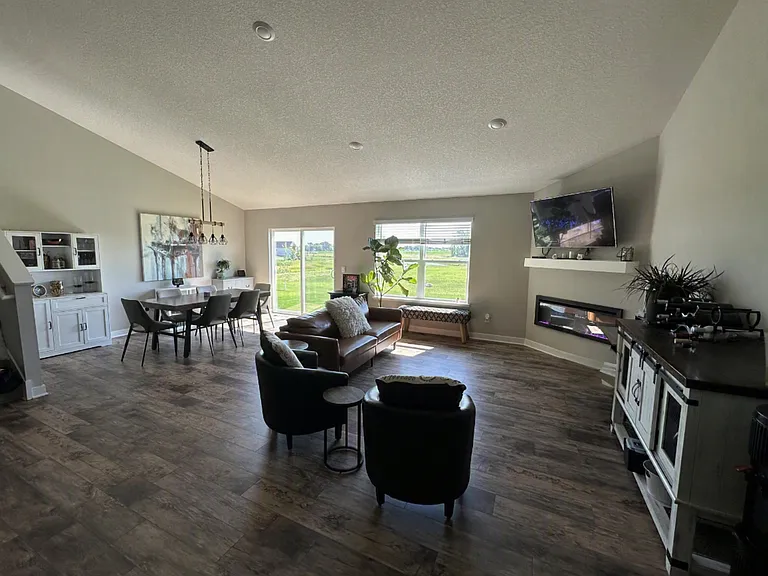 566 Greywood Blvd SW — Photo 2